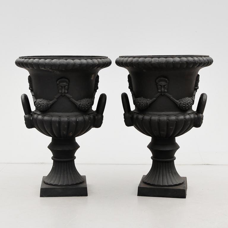 TRÄDGÅRDSURNOR, 1 par, 1900-/2000-tal.