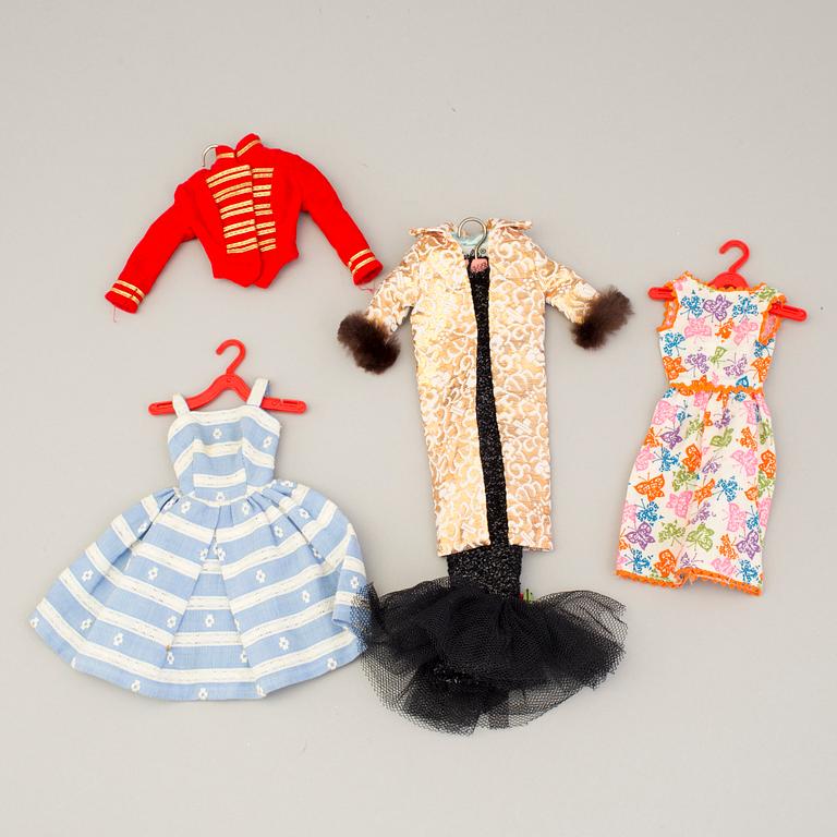 BARBIEKLÄDER & ACCESSOARER, 9 påsar samt 2 garderober, bland annat Mattel och brio, 1960-tal.