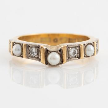 An 18K gold ring set with cultured pearls and round brilliant-cut diamonds.