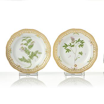 Tallrikar, 11 stycken, porslin. Royal Copenhagen,,' Flora Danica', Danmark, 1900-tal.