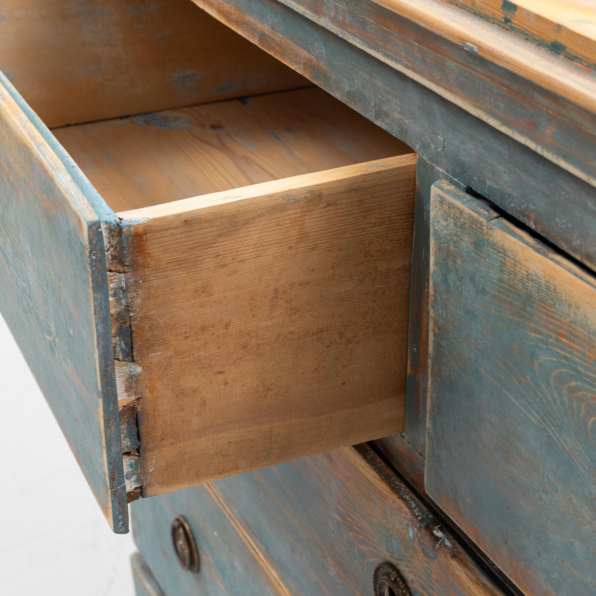 Chest of drawers, early 19th century.