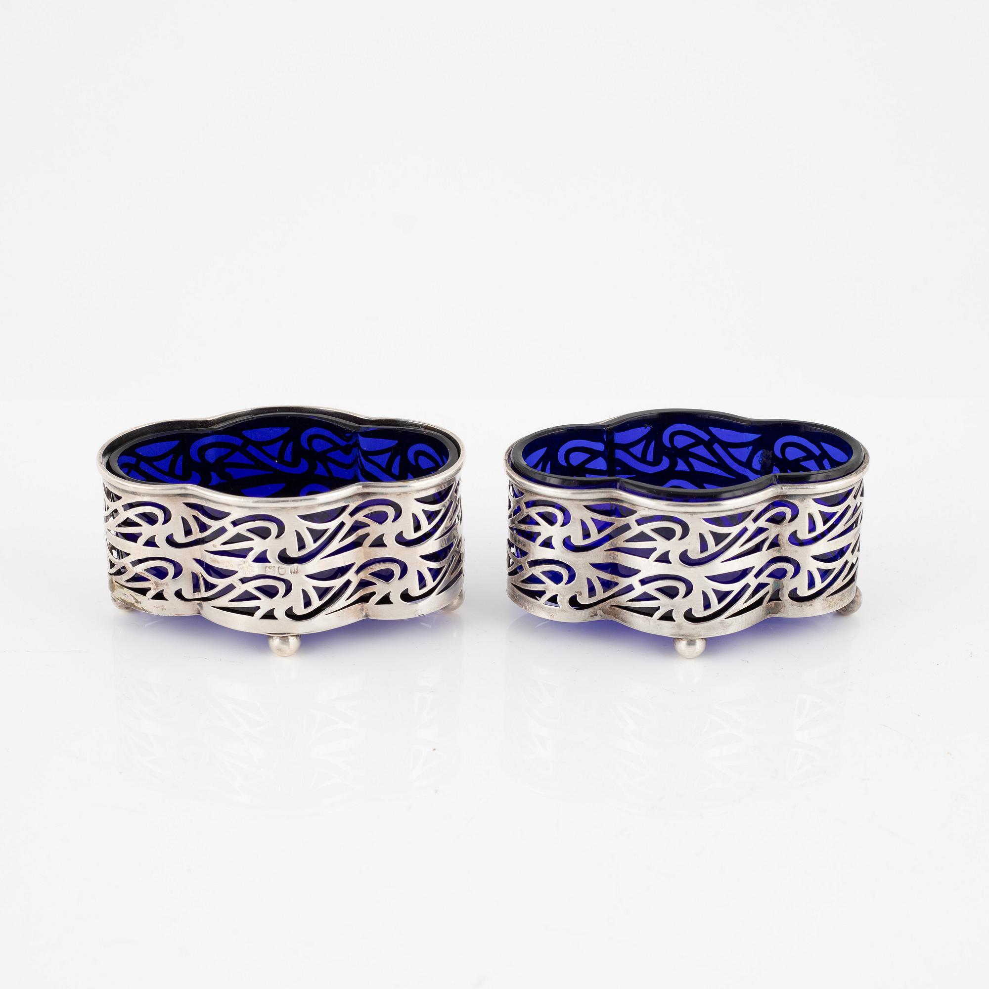 Saltkar och ströare, 8 delar, silver och vitmetall, England, 1800-1909.