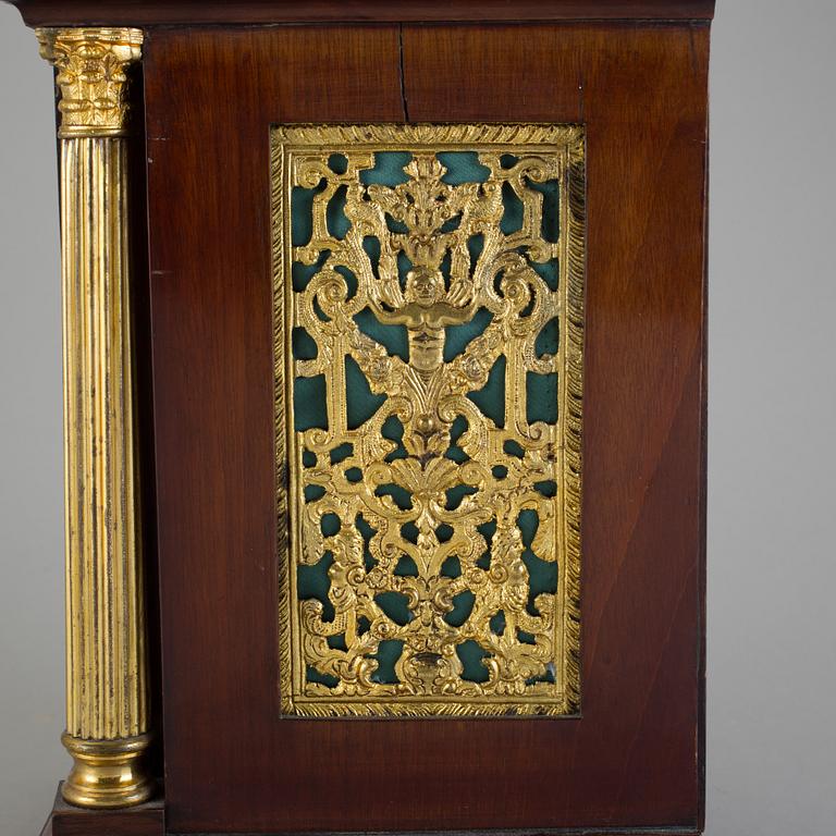 BORDSUR, av typen Westminster Chime Clock, 1800-talets första hälft.