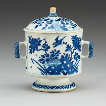 A blue and white cup and cover, Qing dynasty, Kangxi (1662-1722).