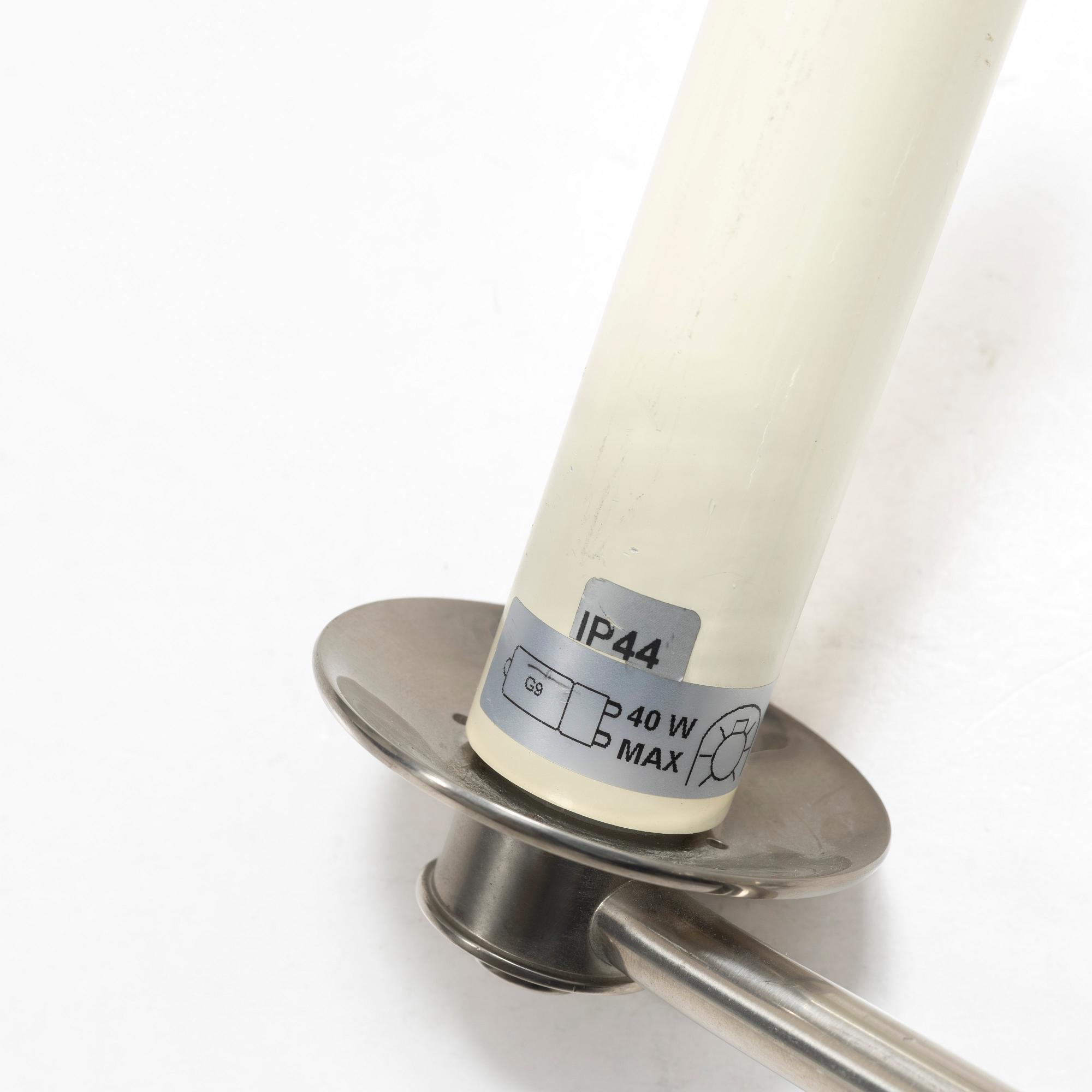 Vägglampor, ett par, "Sussex Swing Arm Bahtroom Wall Light" Vaughan, samtida.