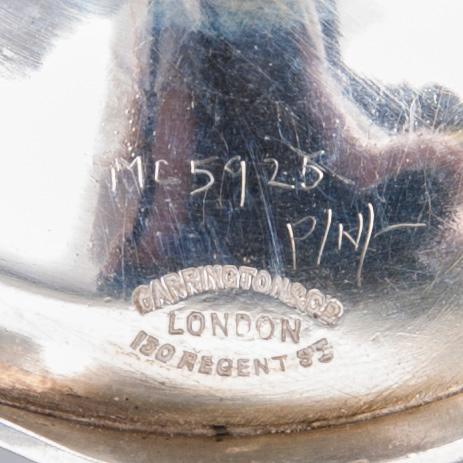 SKÅLAR, 2 st, och FAT, silver, London, bl a Carrington & Co, och Helsingfors, 1900-talets första hälft. Totalvikt 407 g.