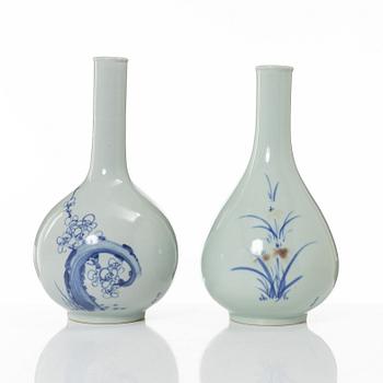 Two porcelain bottles, Japan/Korea, 20th century.