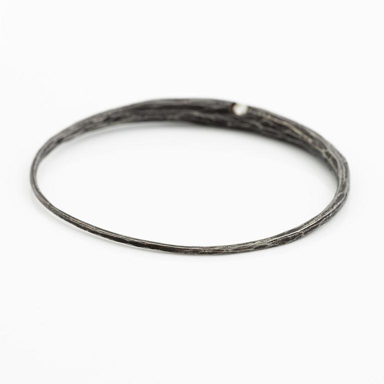 PA Lundahl-Terrs, a necklace and a bracelet, iron and round brilliant-cut diamonds.
