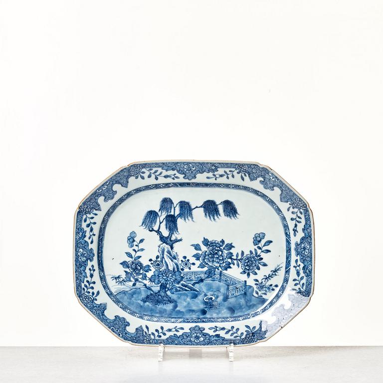 Stekfat, ett par, kompaniporslin. Qingdynastin, Qianlong (1736-95).