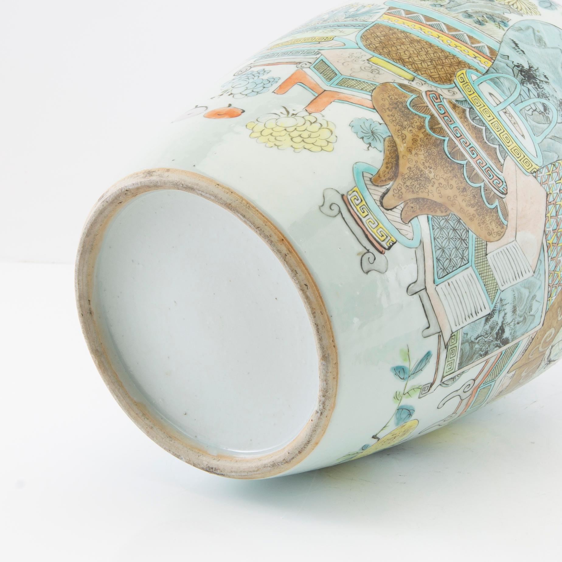 A Chinese jar with cover, early 20th century.