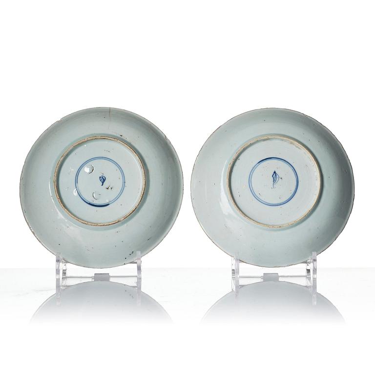 A pair of famille verte dishes, Qing dynasty, Kangxi (1662-1722).