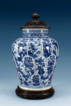 1506. KRUKA, porslin. Qing dynastin, Kangxi (1662-1722).