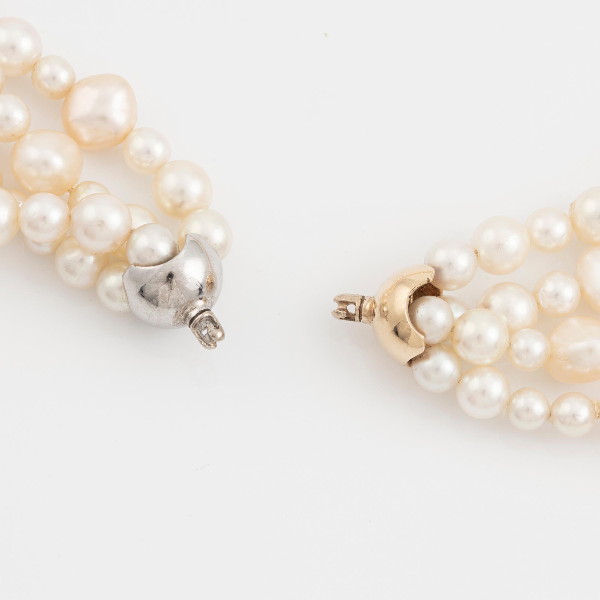 Four-strand pearl necklace, with cultured pearls.