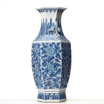 A blue and white vase, Qing dynasty, 19th Century.