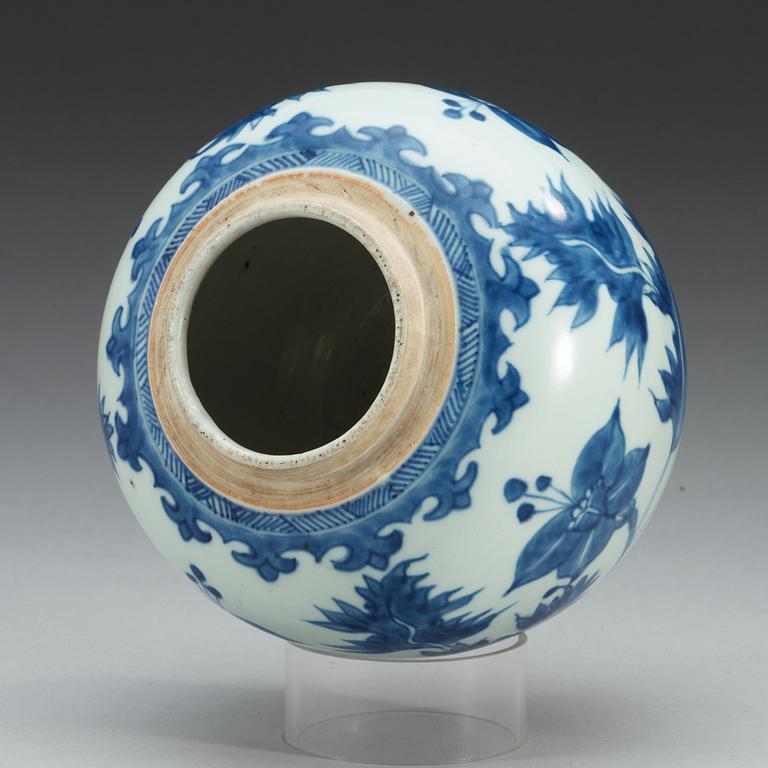 A blue and white jar, Qing dynasty, Kangxi (1662-1722).