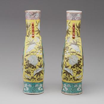 PILGRIMSFLASKOR, ett par, porslin. Qingdynastin, omkring 1900.