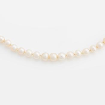 Pearl necklace with graduated pearls, clasp in gold with emerald and rose-cut diamonds.