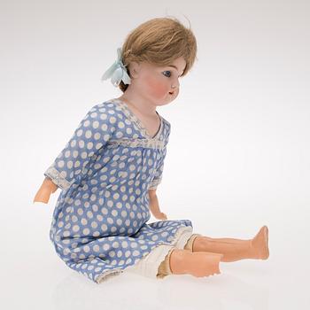 A Heinrich Handwerk bisque porcelain doll head, Germany, ca 1900.