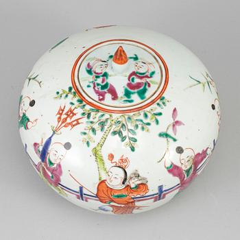 A famille rose jar with cover, Qing dynasty, late 19th/early 20th century.