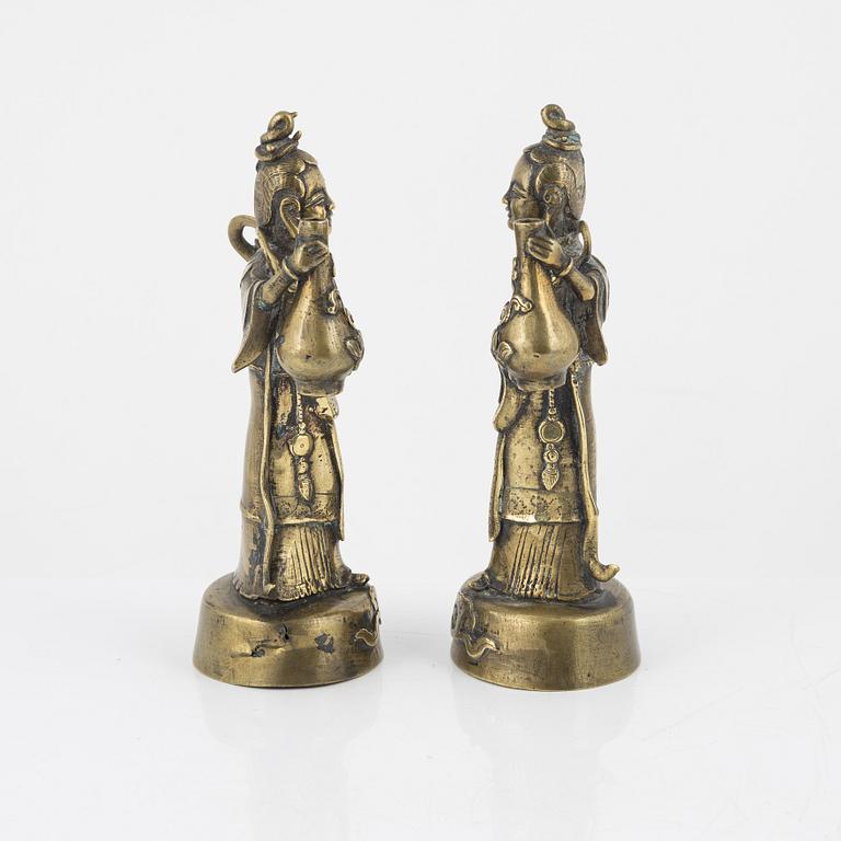 A pair of brass joss stick holders/vases, late Qing dynasty/around 1900.