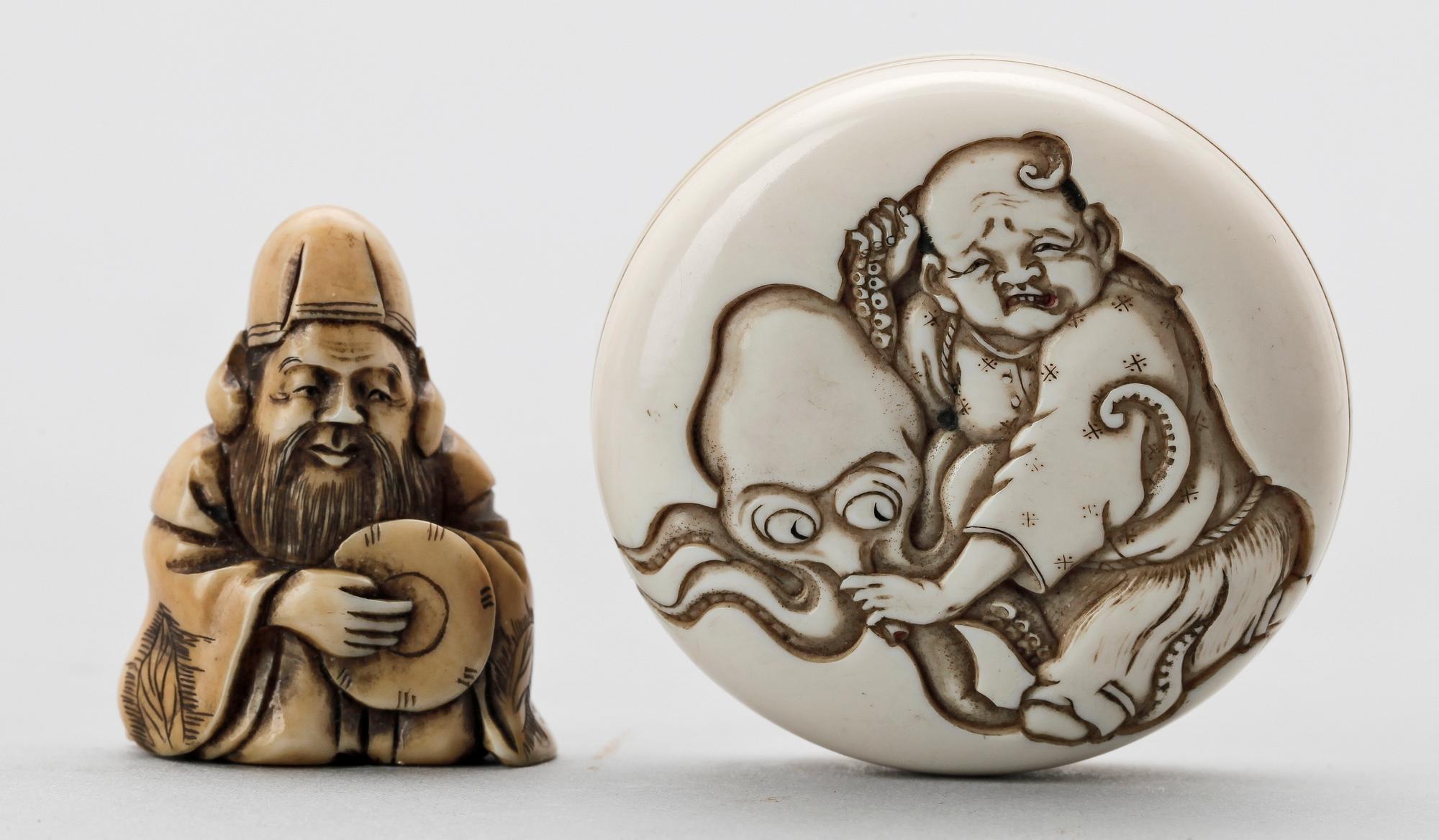 NETSUKE, 2 st, ben, Japan, sannolikt Meiji (1867-1911).