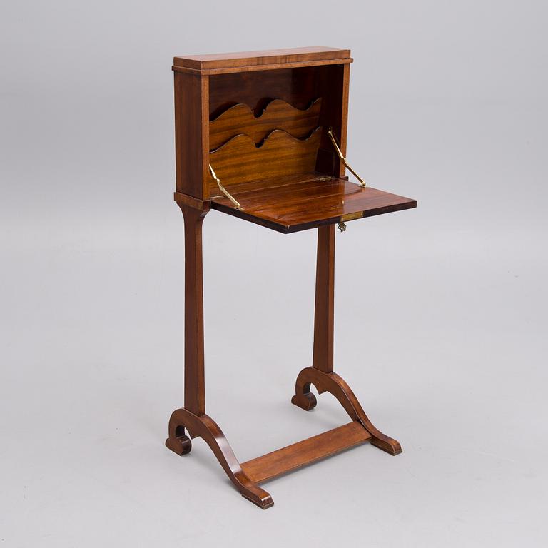 SKRIVSTÄLL / PULPET, biedermeier, 1800-talets mitt.