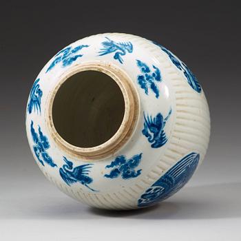 A blue and white jar, Qing dynasty, Kangxi (1662-1722).