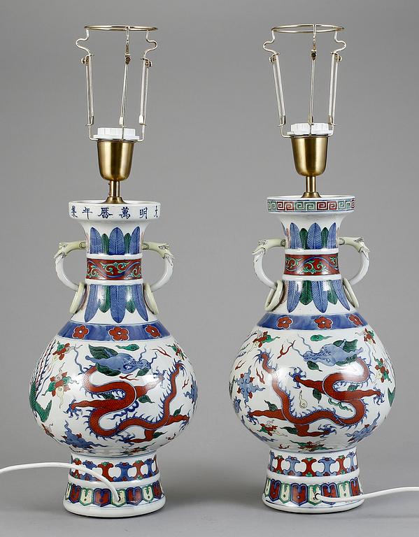 BORDSLAMPOR, ett par, porslin, Kina, 1900-tal.