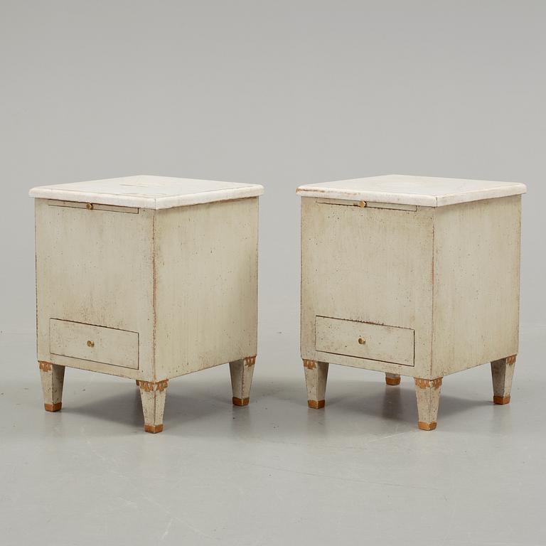 SKÅP/SOCKLAR, ett par. Gustaviansk stil, 1900-tal.