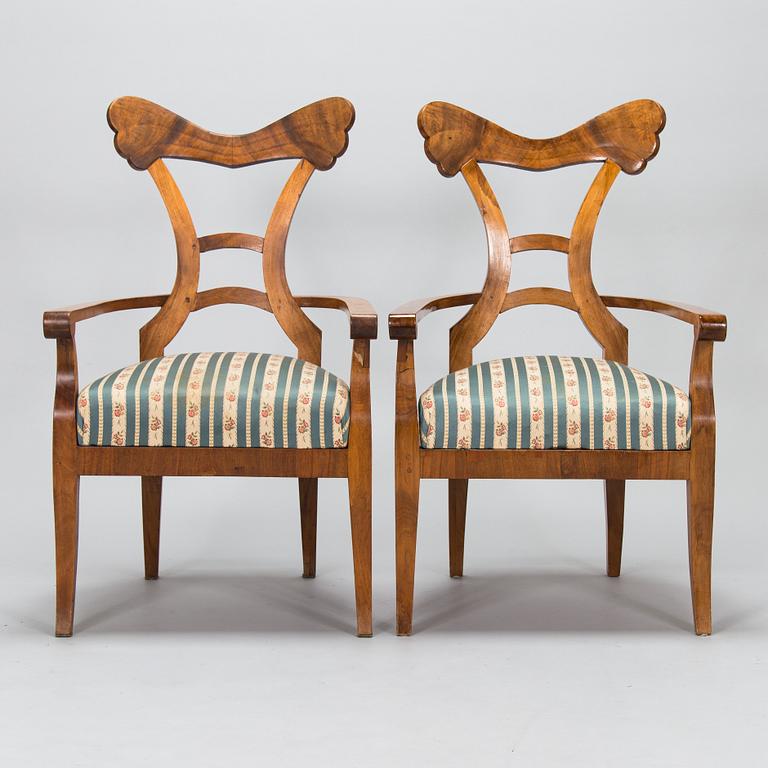 Karmstolar, biedermeier, ett par, 1820-1850.