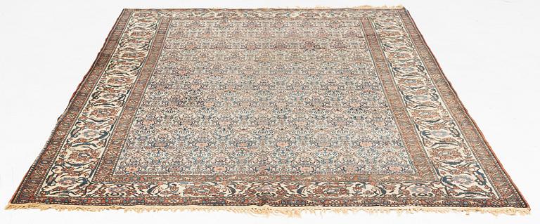 A Heris carpet, 305 x 205 cm.