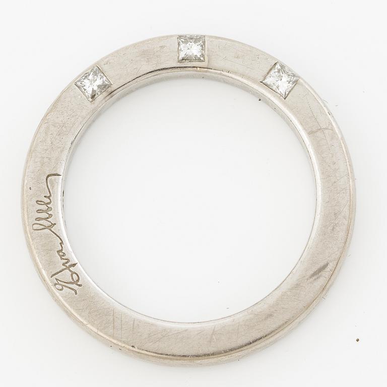 Efva Attling, ring, 'High & I love you on the side' 18K guld med prinsesslipade diamanter.