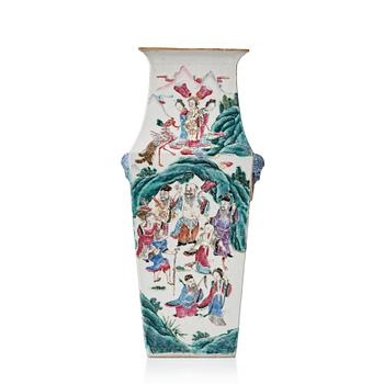 830. A famille rose vase, Qing dynasty, 19th Century.