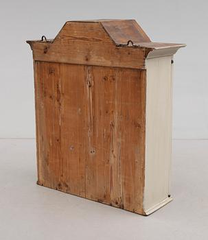 HÄNGSKÅP, allmoge, 1800-talets första hälft.