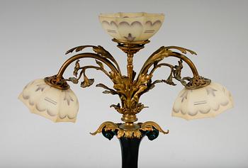 BORDSLAMPA, porslin och mässing, sekelskiftet 1900, större modell.