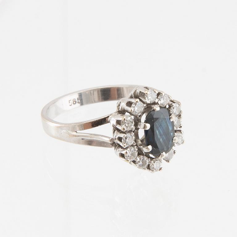 Ring 14K vitguld med en ovalt fasetterad safir samt runda briljantslipade diamanter.