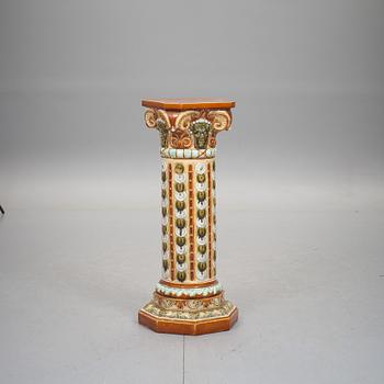 PIEDESTAL, flintgods, majolika, 1900-talets första hälft.