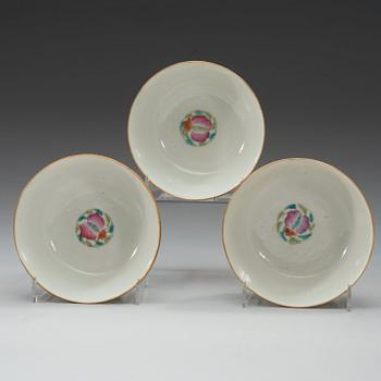 Three famille rose bowls, late Qing dynasty, with Tongzhi seal mark.
