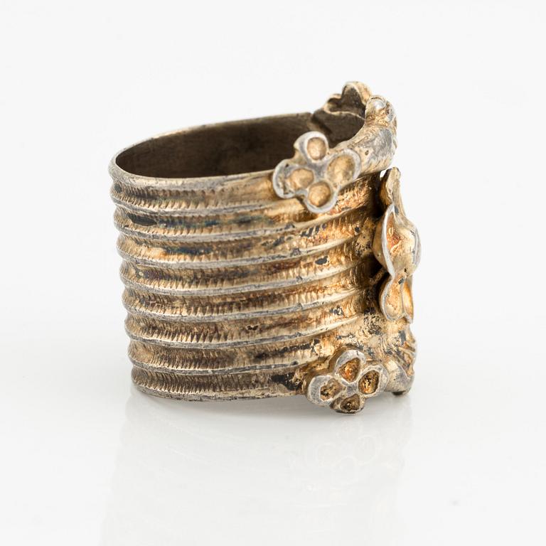 A presumably North European Renaissance silver-gilt 'fede' ring, 16th - 17th century.