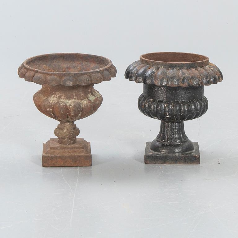 Trädgårdsurnor, 2 st, 1900-talets första hälft, gjutjärn.