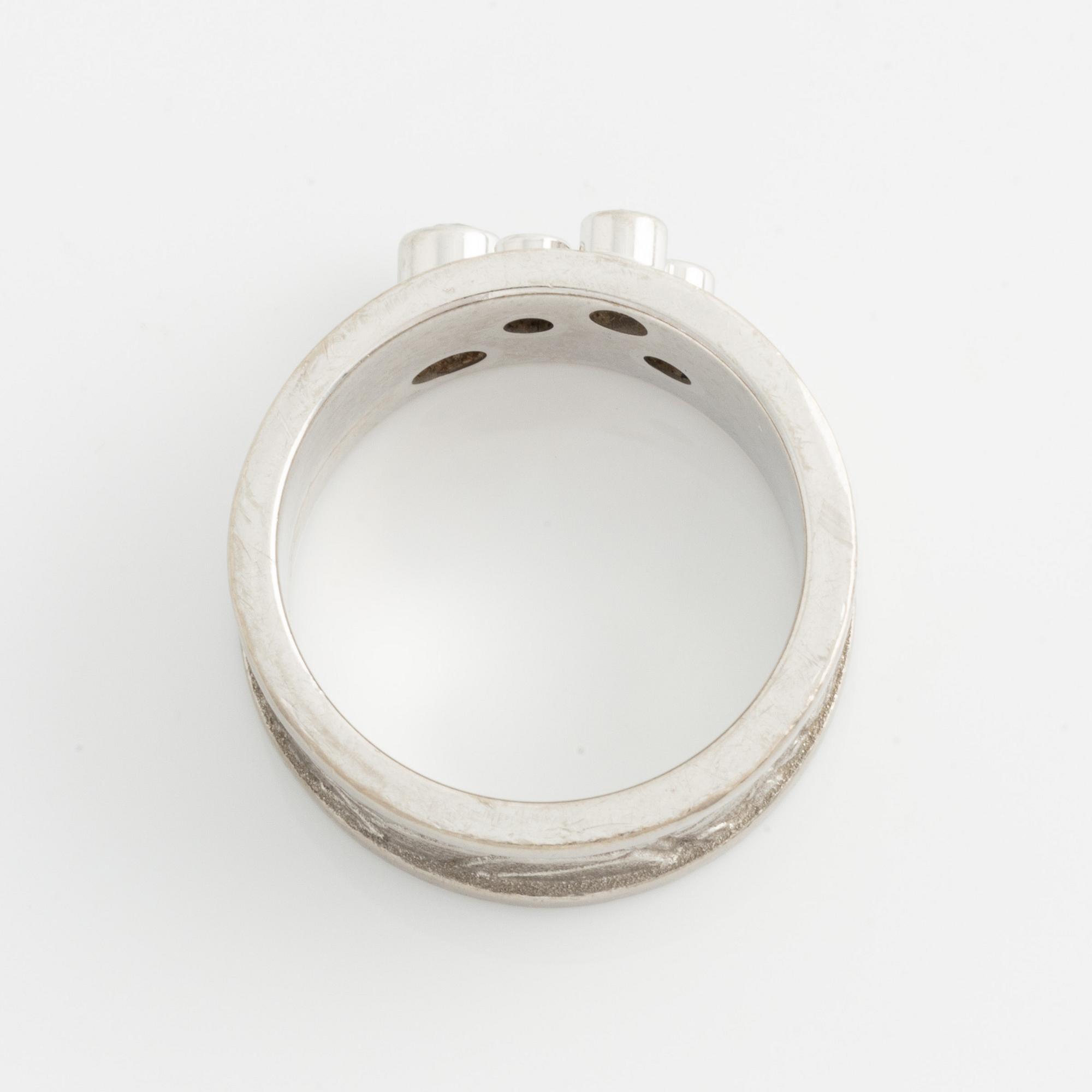 Lapponia ring 18K vitguld med runda briljantslipade diamanter.