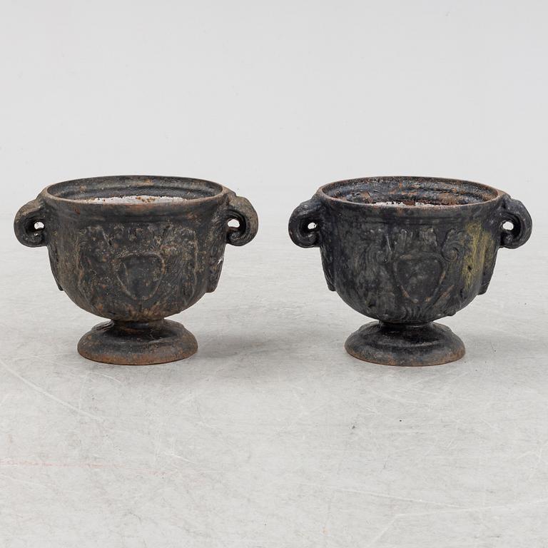 A pair of cast-iron urns, first part of the 20th Century.