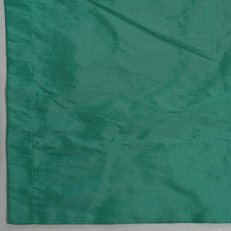 CURTAINS, 4 pcs., emerald green silk, ca 304,5 x 129,5 cm each, Svenskt Tenn, the second half of the 20th century.