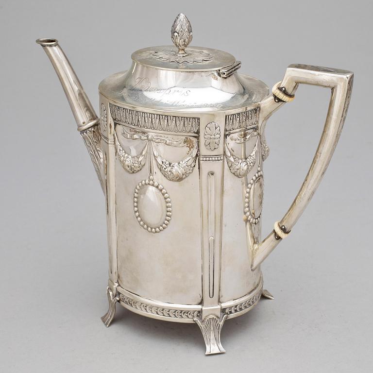 KAFFEKANNA, silver, C G Hallberg, Stockholm, 1915. Vikt 665 g.