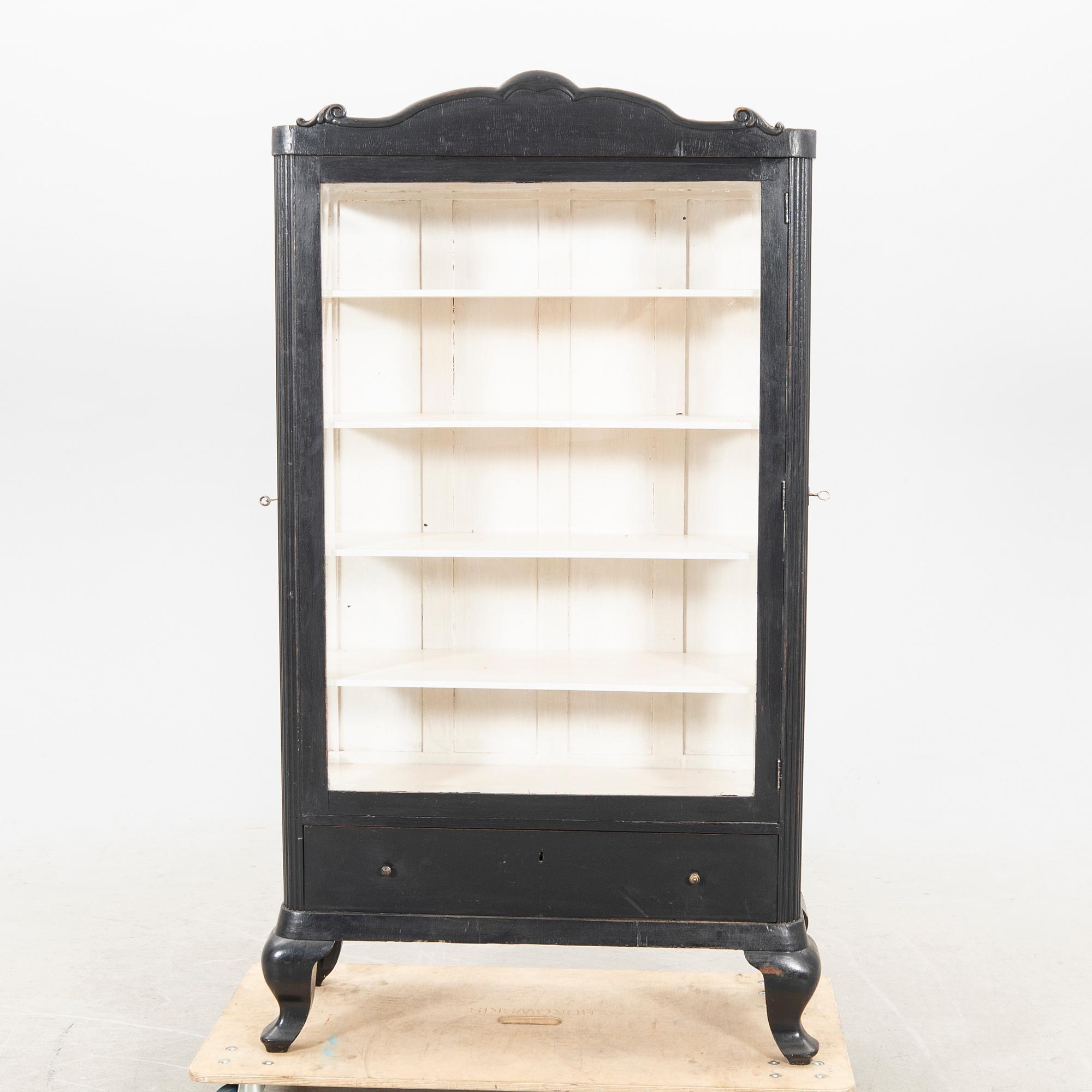 A painted display cabinet around 1900.