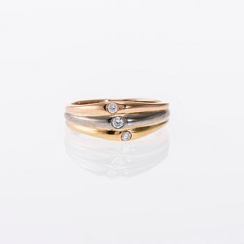 RING, Cartier, 18K trefärgsguld, tre diamanter. Vikt 3,6 g.