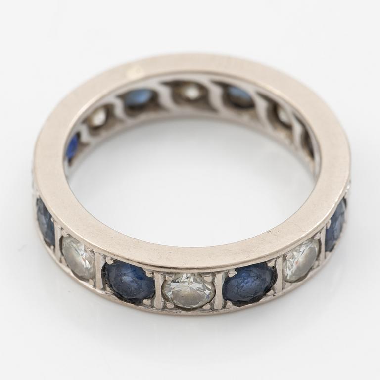 Ring, 18K white gold with sapphires and brilliant-cut diamonds.