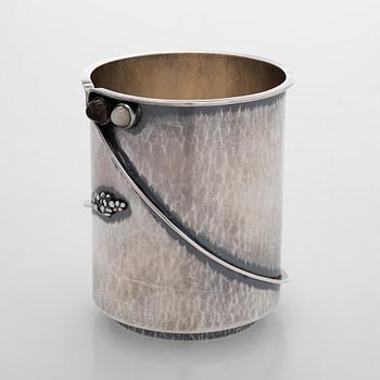 Maljakko, hopeaa ja pyöröhiottuja kvartseja, Pirkan-Kulta Tampere 1961.