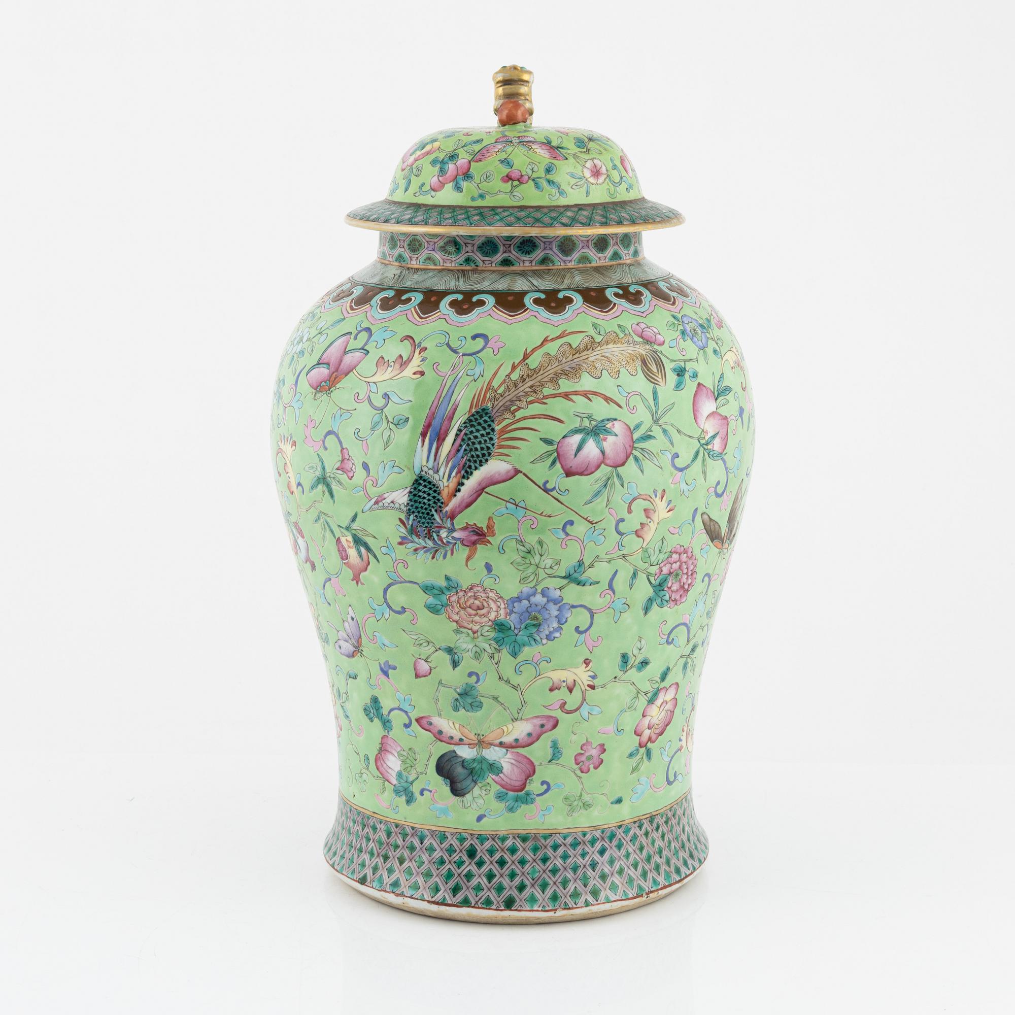 A large famille rose jar with cover, Qing dynasty, 19th Century.