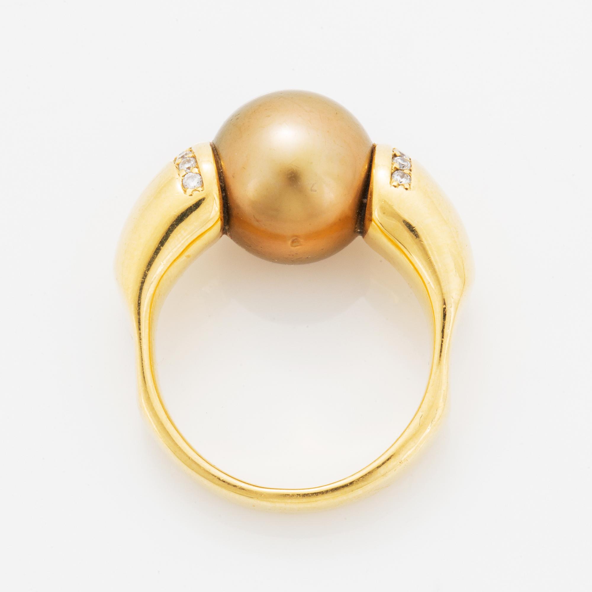 Ring, med odlad Söderhavspärla och briljantslipade diamanter.